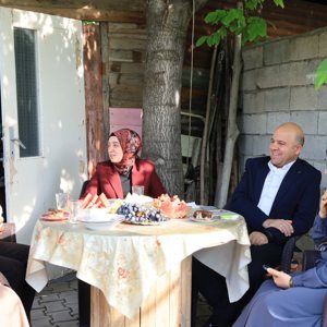 Vali Yardımcımız Sayın Rümeysa Sena Kurt ve İl Müdürümüz Sayın Abdulhalim Ünalan, kahraman gazimiz Sayın Mesut Çıldır’ın kıymetli anne ve babasını hanelerinde ziyaret etti. - fotoğraf 2