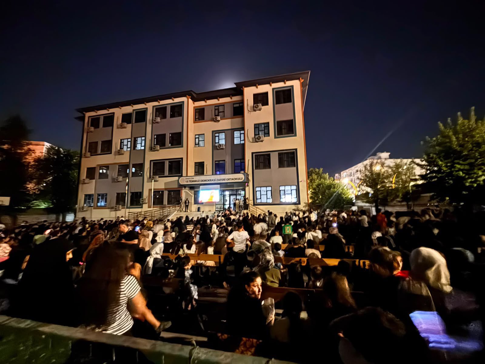 🎬🌙 Gökyüzü Altında Çocuk Kahkahaları Cizre’de! 🌟