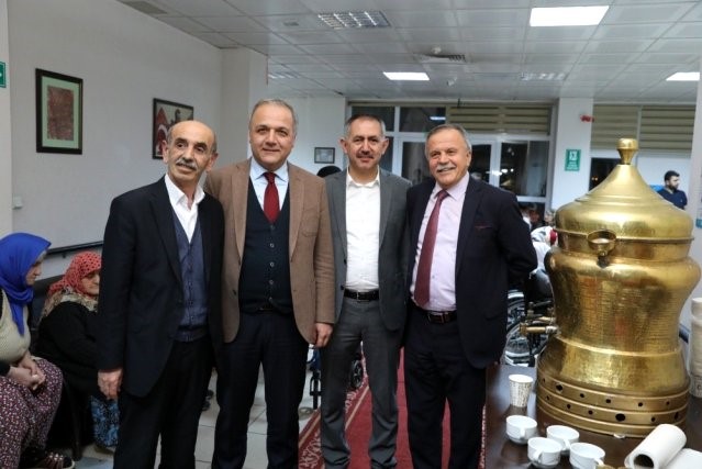 İlimizin Renkli Simalarından Salepçi Dursun’dan Yaşlılarımıza ve Çocuklarımıza Salep İkramı