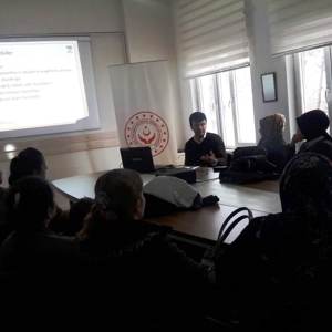 Kozan Sosyal Hizmet Merkezi Müdürlüğümüzde “Madde Bağımlılığı” Konusu Anlatıldı - fotoğraf 1