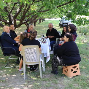 Koruyucu Aile Hizmet Modeli kapsamında kıymetli evladımızın bakım ve sorumluluğunu özveriyle üstlenen Yasemin-Bülent Irmak çiftini, İl Müdürümüz Sayın Abdulhalim Ünalan ikametlerinde ziyaret etti. - fotoğraf 2