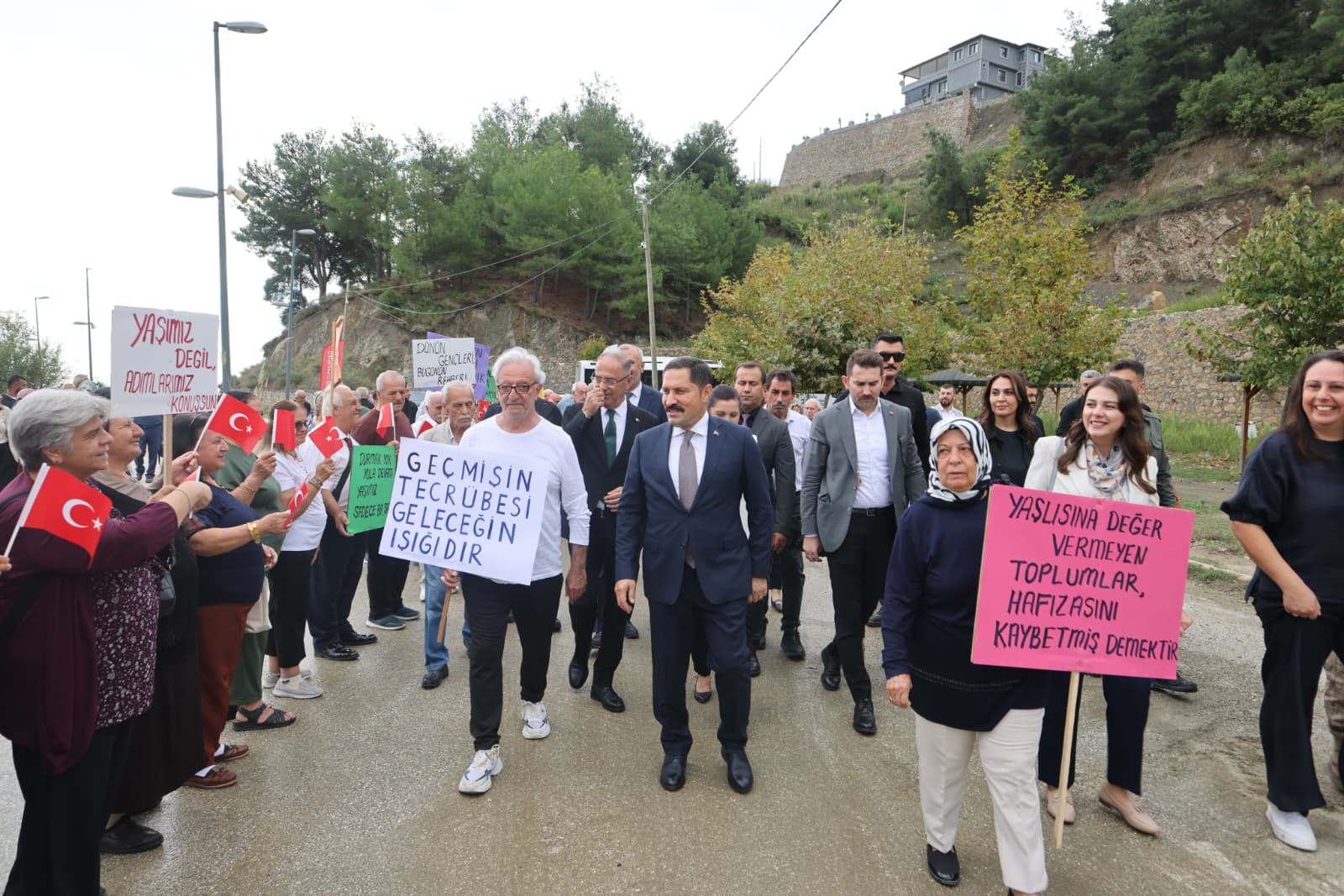 Başımızın Tacı Büyüklerimiz: 1 Ekim Dünya Yaşlılar Günü Kutlu Olsun.