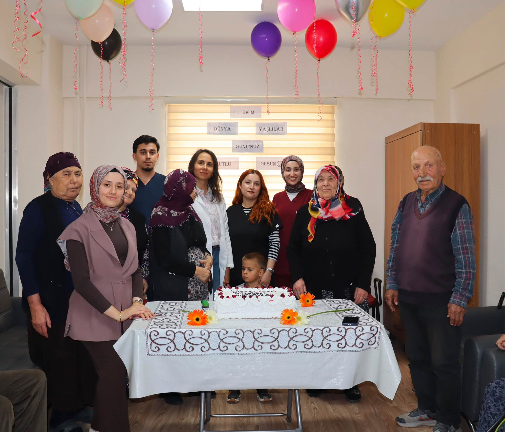  1 Ekim Dünya Yaşlılar Günü kapsamında Akdağmadeni Huzurevi Müdürlüğümüzde anlamlı bir kutlama programı