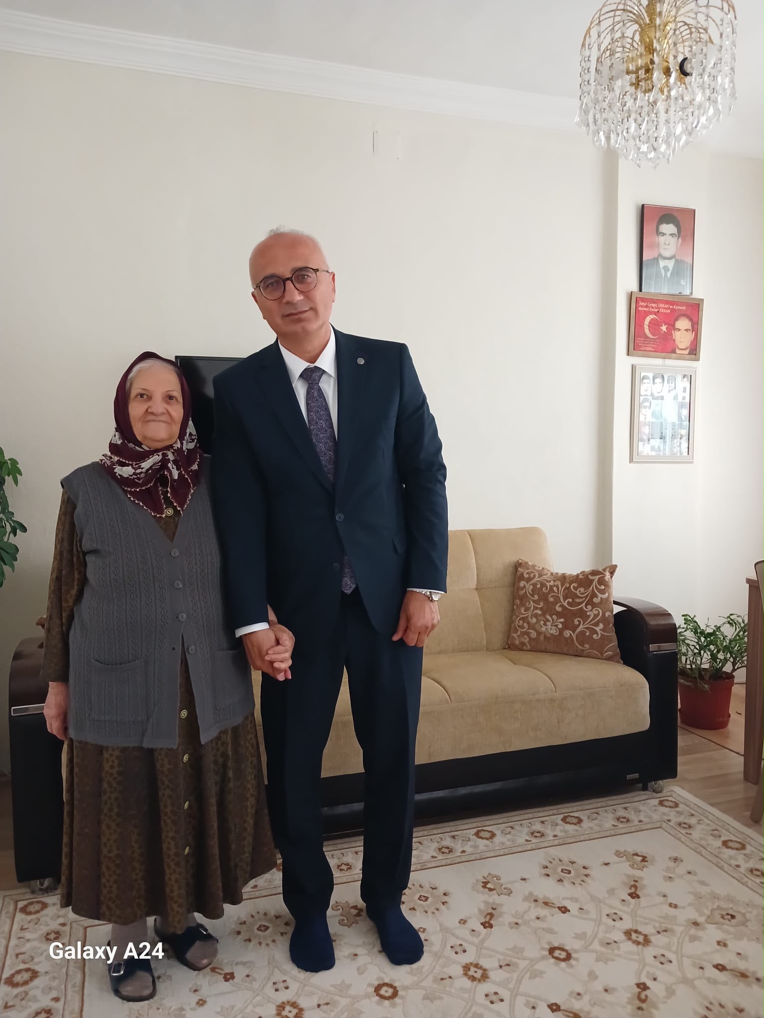 İl Müdürümüz Dr. Cengiz Maden, Şehidimizin Annesi Emine Teyzemizi Ziyaret Etti