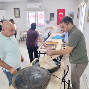 14-20 Eylül Ahilik Haftası münasebetiyle, Osmaniye Gündüz Bakım ve Aktif Yaşam Merkezimizden hizmet alan kıymetli büyüklerimizle birlikte sıkma ve börek etkinliği gerçekleştirildi. - fotoğraf 2