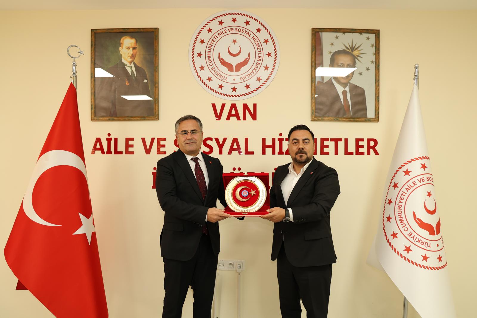 Türk Sağlıksen Van Şubesi başkanı Ergin Koç ve beraberindeki heyet İl Müdürümüz Vefa Akdoğan'ı ziyaret ettiler.