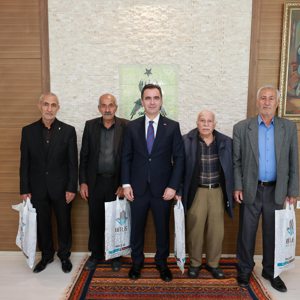 Valimiz Sayın Ahmet Karakaya, “1 Ekim Dünya Yaşlılar Günü” münasebetiyle ilimizdeki yaşlılarımızı makamında kabul etti - fotoğraf 1
