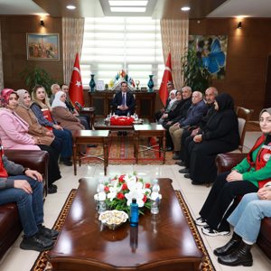 Valimiz Sayın Ahmet Karakaya, “1 Ekim Dünya Yaşlılar Günü” münasebetiyle ilimizdeki yaşlılarımızı makamında kabul etti - fotoğraf 3