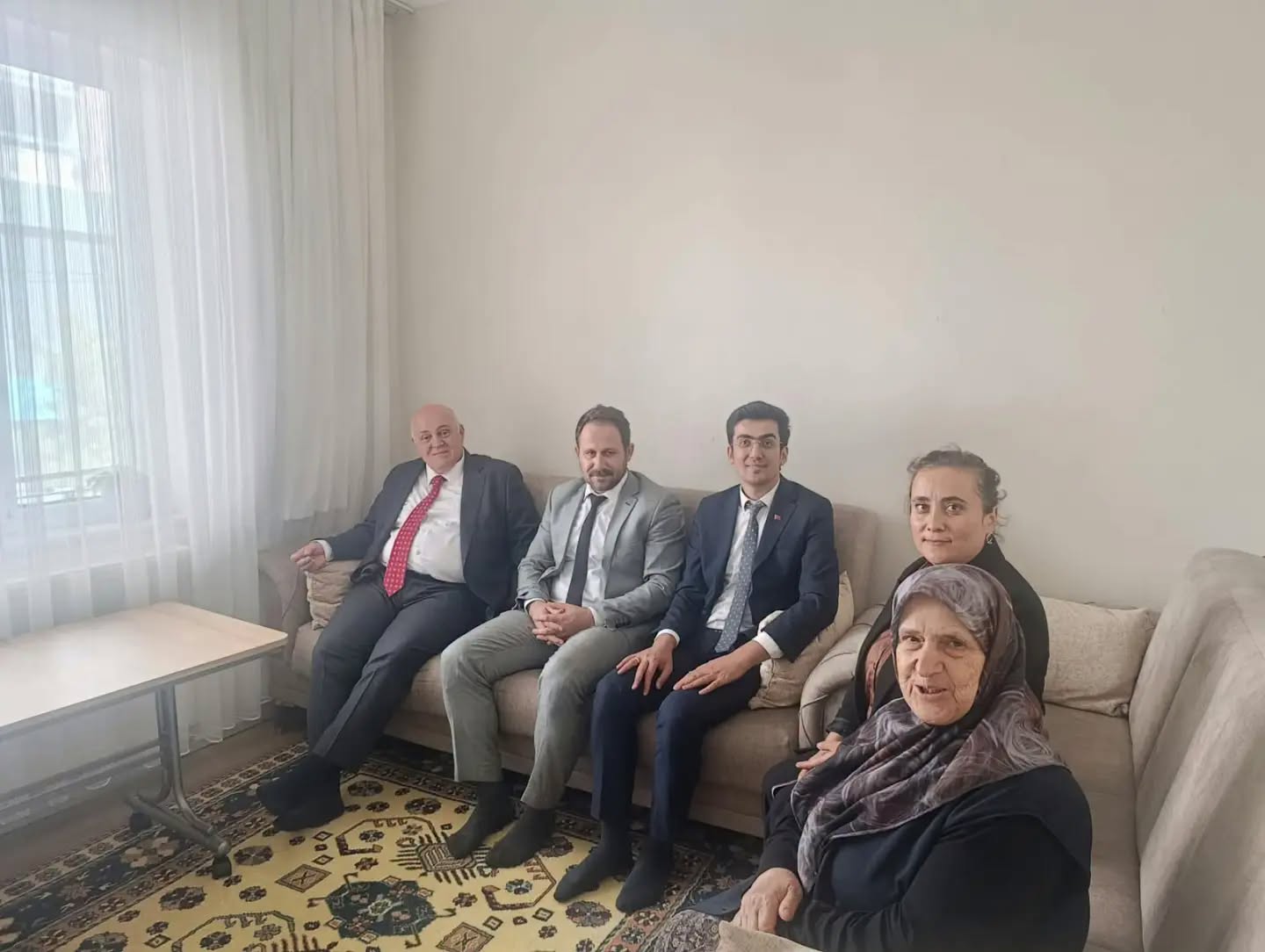 Büyüklerimizin Yanındayız