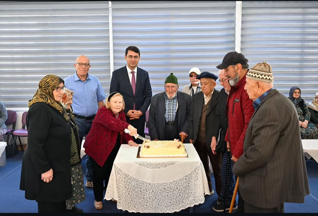 Sayın Valimiz Dr. Serdar Kartal, 1 Ekim Dünya Yaşlılar Günü dolayısıyla Huzurevi Yaşlı Bakım ve Rehabilitasyon Merkezi’ni ziyaret ederek kıymetli büyüklerimizle bir araya geld