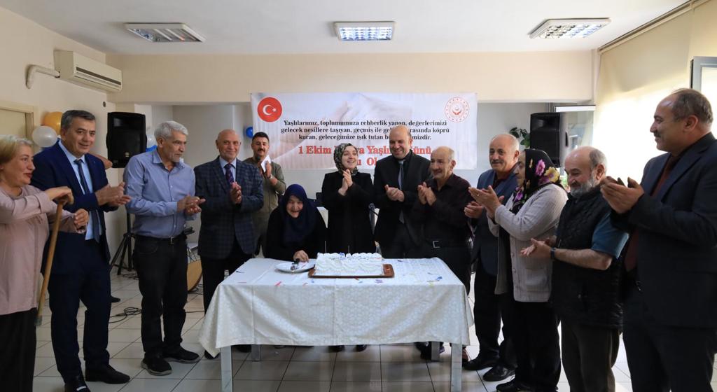 1 Ekim Dünya Yaşlılar Günü münasebetiyle Vali Yardımcımız Sayın Rümeysa Sena Kurt, İl Müdürümüz Sayın Abdulhalim Ünalan ve birim amirlerimizle birlikte  kıymetli büyüklerimizle bir araya geldik.