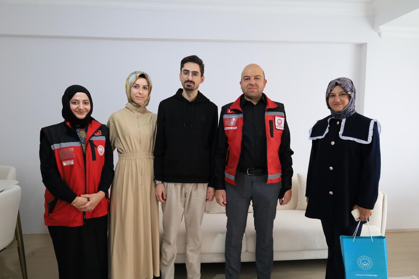 İl Müdürümüz Sayın Abdulhalim Ünalan ve çalışma arkadaşlarımız ile birlikte Evlenecek Gençlerin Desteklenmesi Projesi kapsamında kredi desteği alan Demir çiftimizi evlerinde ziyaret ederek Sayın Bakanımızın ve Sayın Valimizin selamlarını ilett