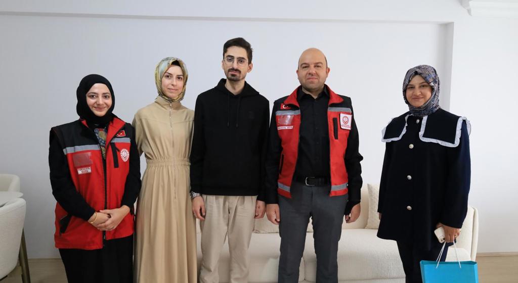 İl Müdürümüz Sayın Abdulhalim Ünalan ve çalışma arkadaşlarımız ile birlikte Evlenecek Gençlerin Desteklenmesi Projesi kapsamında kredi desteği alan Demir çiftimizi evlerinde ziyaret ederek Sayın Bakanımızın ve Sayın Valimizin selamlarını ilett