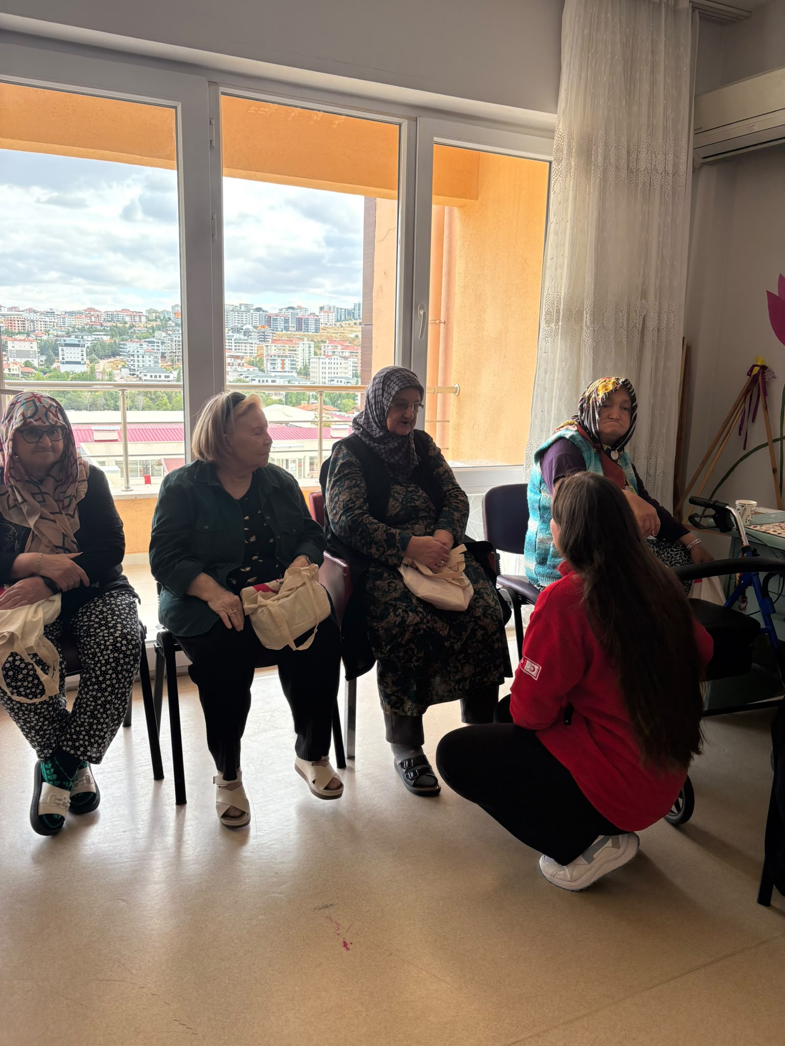 Genç Kızılay Gönüllülerinden Huzurevi Sakinlerine Anlamlı Ziyaret