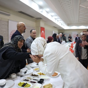 Bakan Göktaş, Gaziantep'te şehit aileleri ve gazilerle vefa buluşmasında bir araya geldi: - fotoğraf 14
