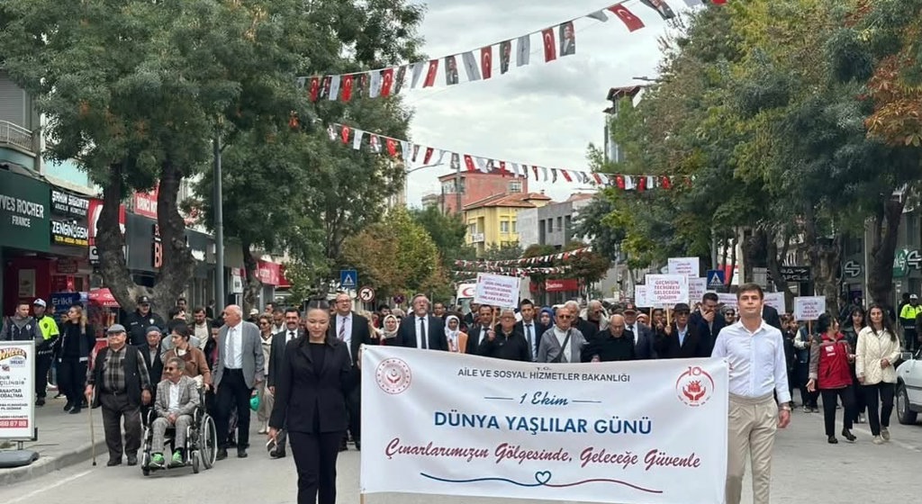 Dünya Yaşlılar Günü Kapsamında Burdur’da, Yaşlı Bireylerimiz ve Gençlerimizin Katılımıyla Anlamlı Bir Yürüyüş Gerçekleştirildi