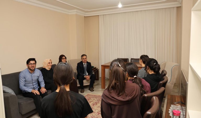 İl Müdürümüz Vefa Akdoğan, Çocuk Evleri Koordinasyon Merkezi Müdürlüğüne bağlı Muradiye Çocuk Evini ziyaret ederek çocuklarımızla bir araya geldi.