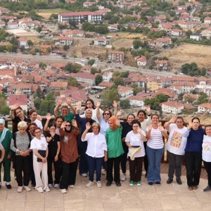 Engelsiz Ekspres Yolculuğu; Engelsiz Ekspres ile Erzincan’dan Divriği’ye uzanan bu anlamlı yolculukta, engelsiz kızlarımızla birlikte tarihimizin ve kültürel mirasımızın izlerini keşfetmenin mutluluğunu yaşadık.  - fotoğraf 5
