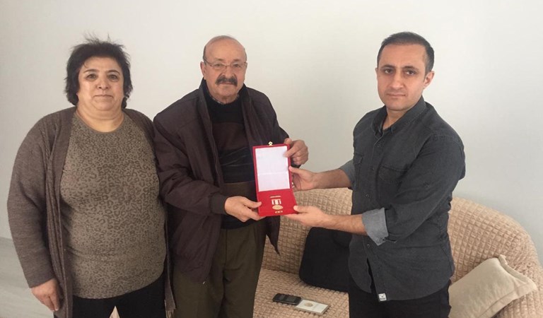Kahraman Kıbrıs Gazilerimize evlerinde ziyaret edilerek Milli Mücadele Madalyası ve Beratları takdim edildi.