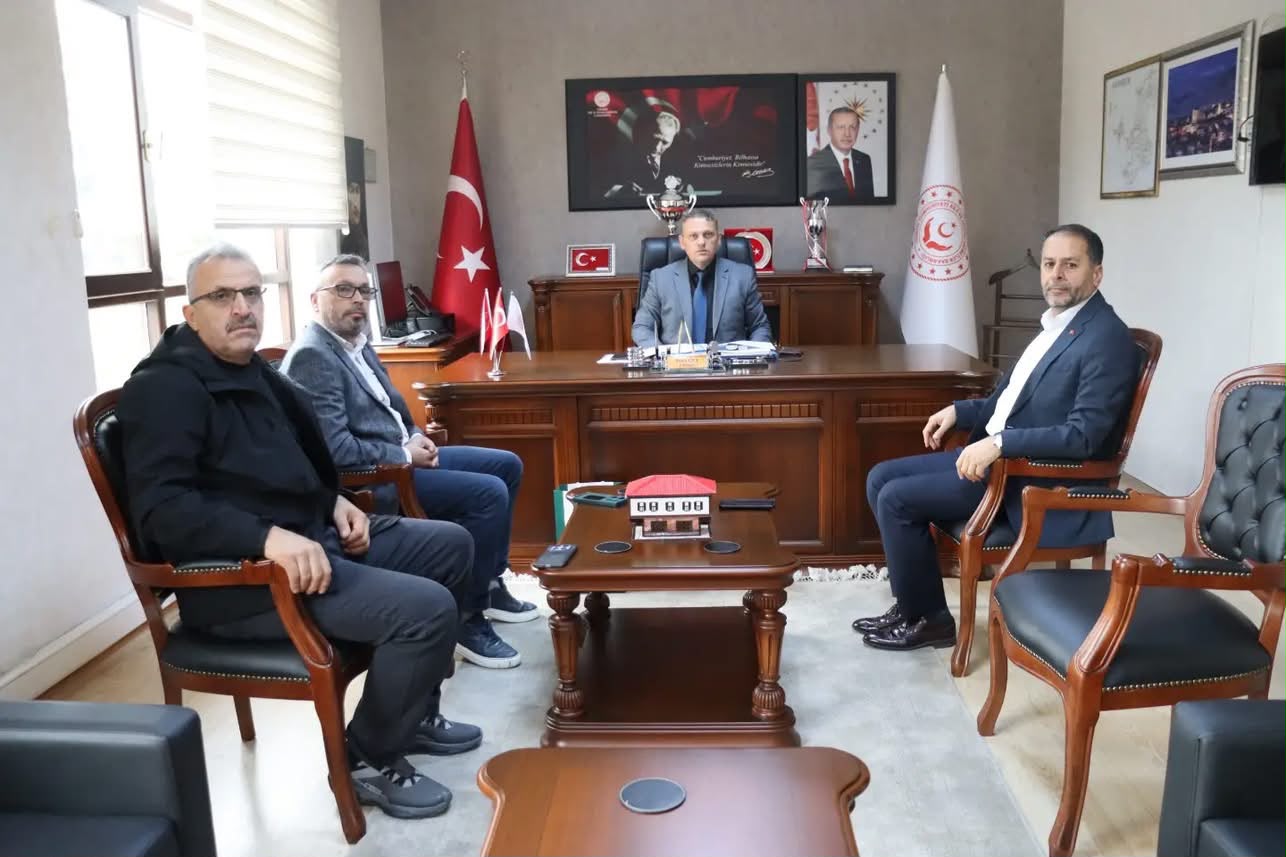 Karabük Verenel Yardımlaşma ve Dayanışma Derneği Başkanı ve İl Temsilcisi Murat Derecik ile Yönetim Kurulu Üyesi Şaban Ünal, İl Müdürümüz Sayın Sami Çift’i makamında ziyaret etti.