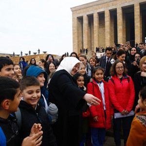 Bakan Selçuk, Türk kadınına seçme ve seçilme hakkı verilişinin yıl dönümünde, kadın milletvekilleri, muhtarlar, bürokratlar, akademisyenler ve STK’ların kadın temsilcileri ile Anıtkabir'i ziyaret etti. - fotoğraf 6