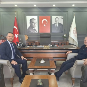 1996-2011 yılları arasında Muğla Aile ve Sosyal Hizmetler İl Müdürlüğü görevini yürüten Hüseyin ALPARSLAN, İl Müdürümüz Mahmut SELÇUK’u makamında ziyaret etti. - fotoğraf 1