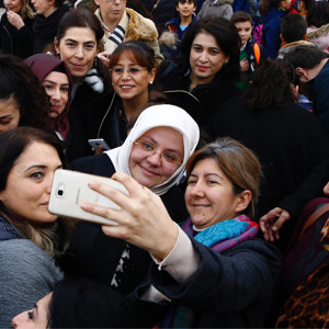 Bakan Selçuk, Türk kadınına seçme ve seçilme hakkı verilişinin yıl dönümünde, kadın milletvekilleri, muhtarlar, bürokratlar, akademisyenler ve STK’ların kadın temsilcileri ile Anıtkabir'i ziyaret etti. - fotoğraf 7