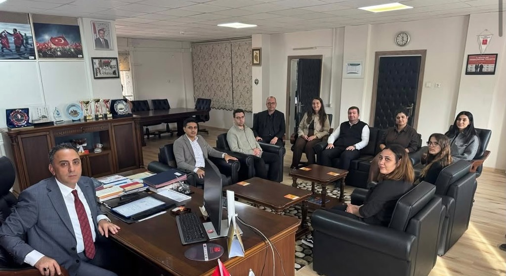 İl Müdürümüz Harun TOHUMCU, 30 Eylül Ulusal Psikolojik Danışmanlar Günü dolayısıyla müdürlüğümüzde görev yapan psikolojik danışmanlarımızın gününü kutladı.