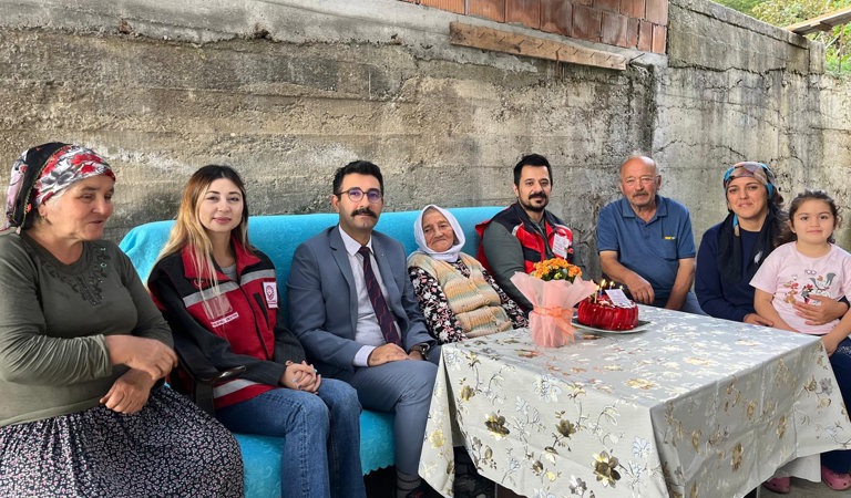 1 Ekim Dünya Yaşlılar Günü münasebetiyle 110 yaşındaki İpek YILDIZ Teyzemize bir ziyaret gerçekleştirilmiştir.