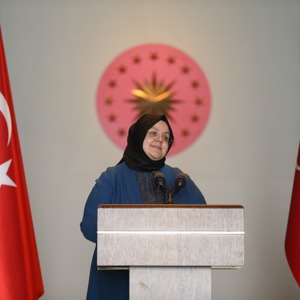 Emine Erdoğan, Aile, Çalışma ve Sosyal Hizmetler Bakanlığı'nın Düzenlediği Çalıştay Kapsamında Bakan Selçuk ve Beraberindeki Koruyucu Aileleri Külliye'de Ağırladı - fotoğraf 3