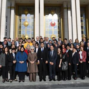 Emine Erdoğan, Aile, Çalışma ve Sosyal Hizmetler Bakanlığı'nın Düzenlediği Çalıştay Kapsamında Bakan Selçuk ve Beraberindeki Koruyucu Aileleri Külliye'de Ağırladı - fotoğraf 5