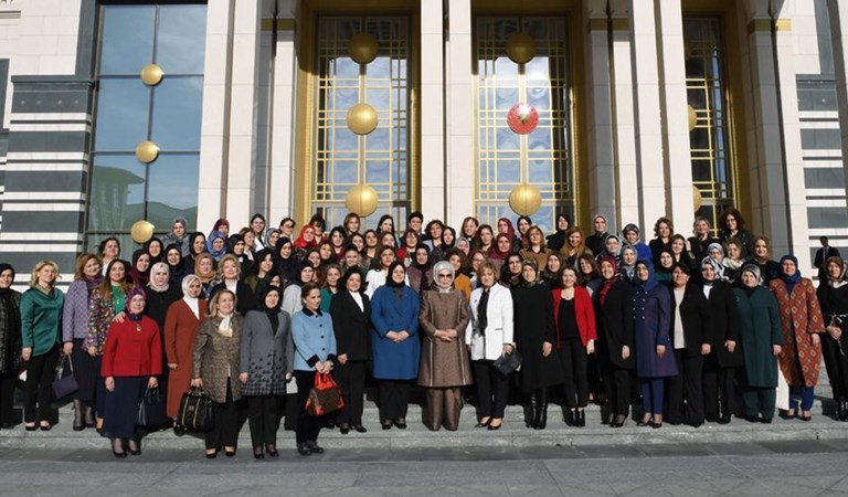 Emine Erdoğan, Aile, Çalışma ve Sosyal Hizmetler Bakanlığı'nın Düzenlediği Çalıştay Kapsamında Bakan Selçuk ve Beraberindeki Koruyucu Aileleri Külliye'de Ağırladı