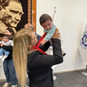 Isparta Aile ve Sosyal Hizmetler İl Müdürlüğümüz ile Mehir Aile Platformu Isparta İl Temsilciliği iş birliğinde, Evlenecek Gençlerin Desteklenmesi Projesi kapsamında bebek sahibi ailelerimizle kahvaltı programında bir araya geldik. - fotoğraf 3