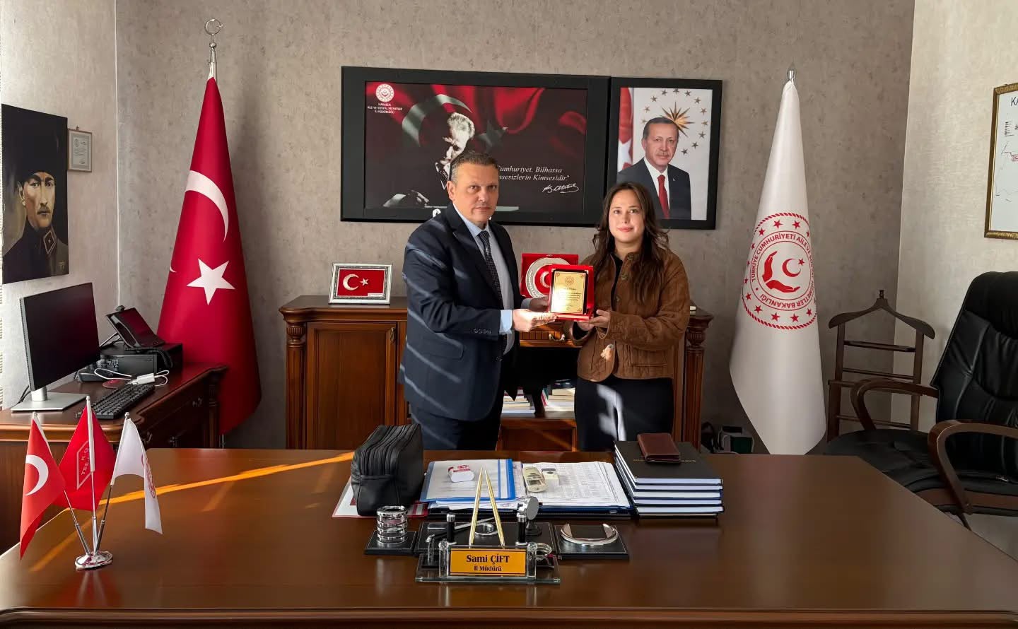 İl Müdürlüğümüzde görev yapan personelimize İl Müdürümüz Sayın Sami ÇİFT tarafından plaket takdim edildi.