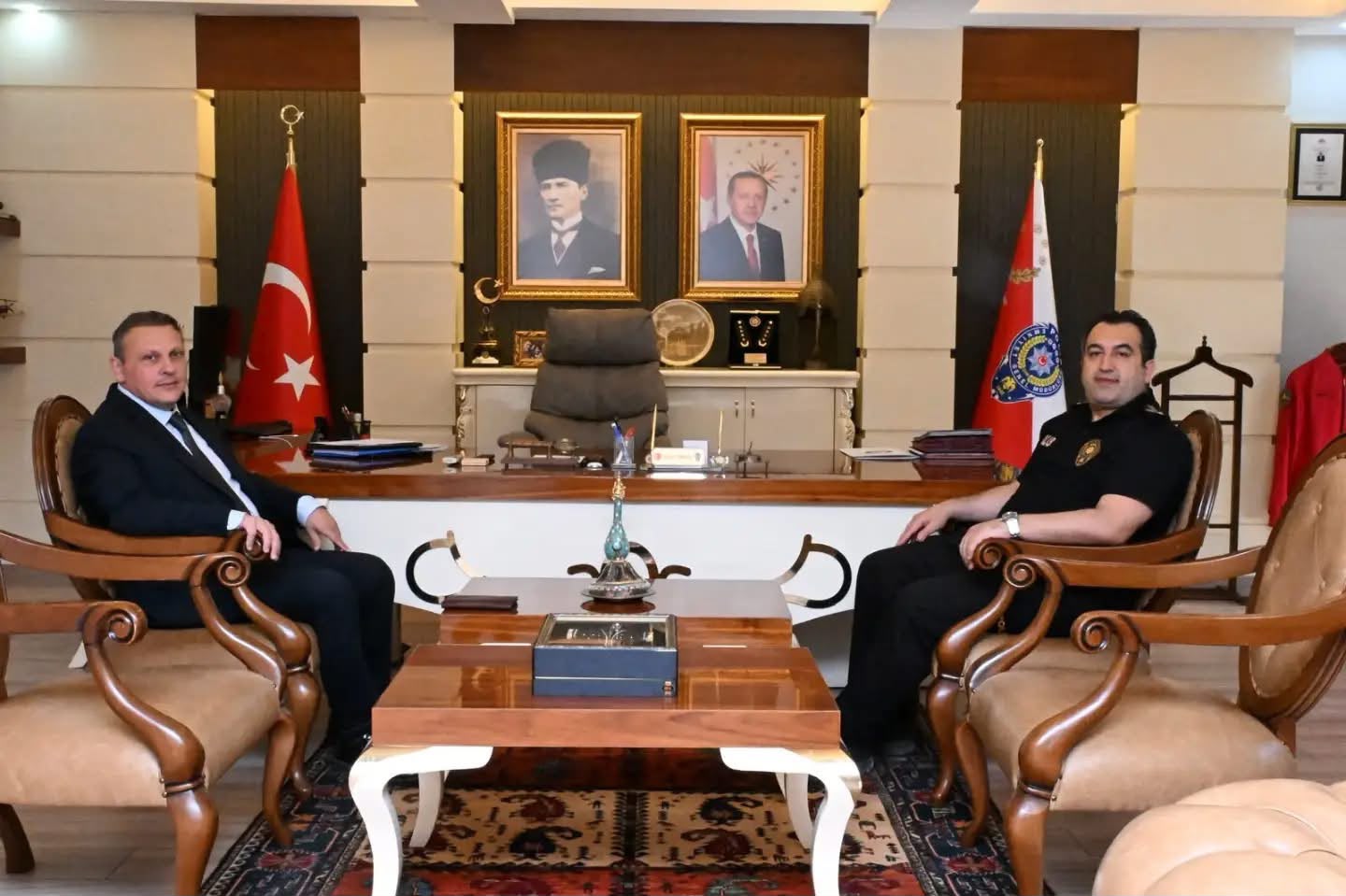 İl Müdürümüz Sayın Sami Çift, Karabük İl Emniyet Müdürü Sayın Osman Tınmazol’u makamında ziyaret etti.