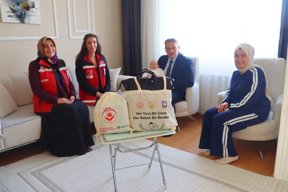 “Her Yuva Bir Umut, Her Bebek Bir Bereket” ve "Hayat Bağım" projeleri kapsamında, Aile ve Sosyal Hizmetler İl Müdürümüz Sayın Sami Çift’in katılımıyla ailelerimizi ve çocuklarımızı ziyaret ettik.
