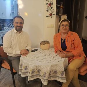 İl Müdürümüz Mahmut SELÇUK, 1 Ekim Dünya Yaşlılar Günü dolayısıyla emekli öğretmenimiz Saniye BEŞE’yi İl Evi’nde ziyaret etti.  - fotoğraf 1