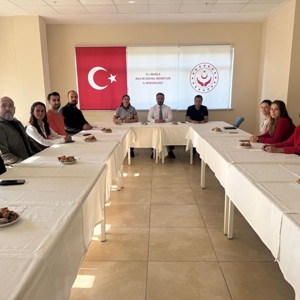 İl Müdürümüz Mahmut SELÇUK, Muğla Aile ve Sosyal Hizmetler İl Müdürlüğümüz ile Menteşe Sosyal Hizmet Merkezi Müdürlüğümüz bünyesinde 10 No’lu İş Kolunda görev yapan personelimizle bir araya geldi. - fotoğraf 1