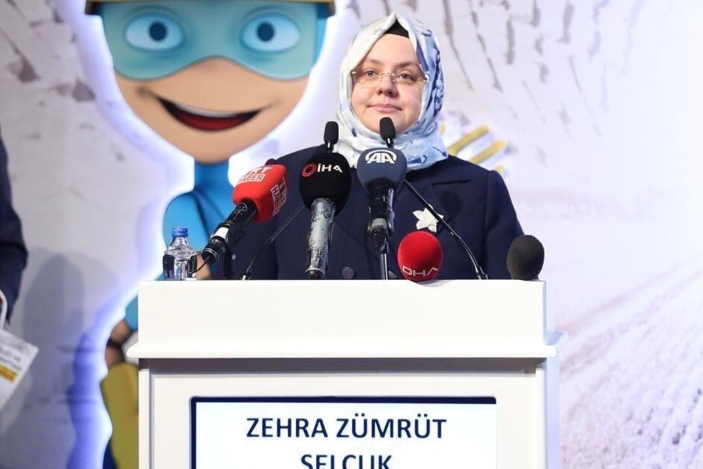 Bakan Selçuk: "Yeni Koronavirüs Tedbirleri Kapsamında İşverenleri ve Çalışanları Bilgilendirmek Amacıyla Sahadaki Tüm Uzmanları, İşyeri Hekimi ve İşyeri Hemşirelerini Seferber Ettik”