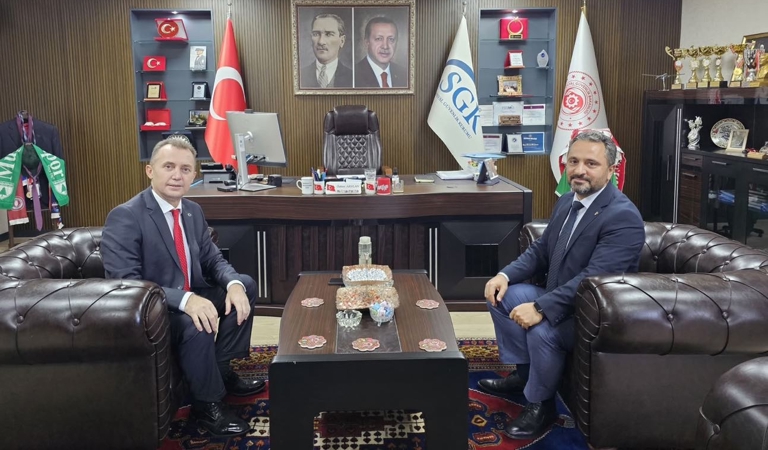 İl Müdürümüz Mahmut SELÇUK, Sosyal Güvenlik İl Müdürü Özkan ARSLAN’ı makamında ziyaret etti. 