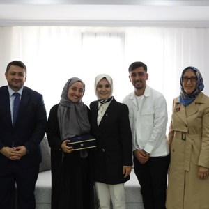 Bakanımız Göktaş, evlilik kredisinden yararlanan yeni evli çiftin ilk misafiri oldu - fotoğraf 3
