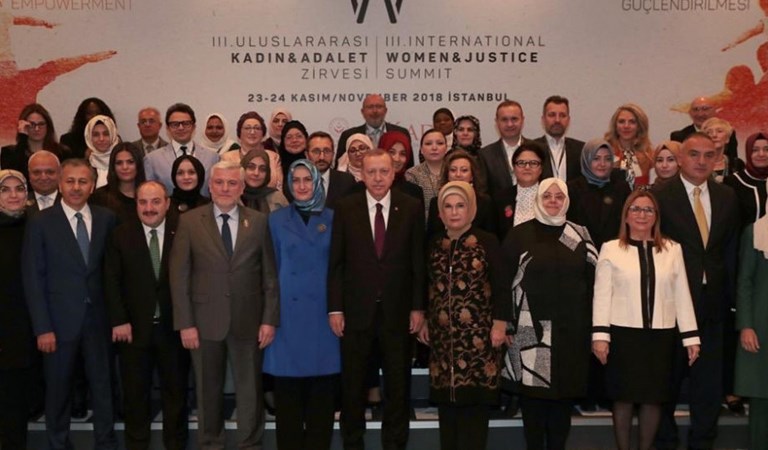 Cumhurbaşkanı Erdoğan ve Emine Erdoğan Hanımefendi, Bakanlığımız ve KADEM İşbirliğinde Düzenlenen 3. Uluslararası Kadın ve Adalet Zirvesi’ne Katıldı.