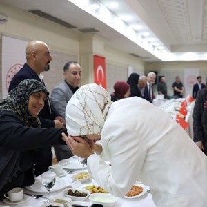 Bakan Göktaş, Gaziantep'te şehit aileleri ve gazilerle vefa buluşmasında bir araya geldi: - fotoğraf 14