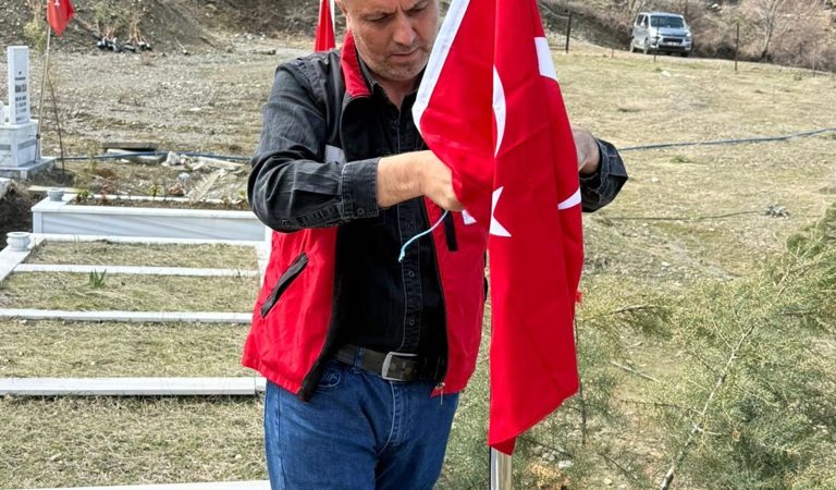 Şehitlerimizin Aziz Hatıralarına Vefa: Kabirlerdeki Bayraklar Yenileniyor