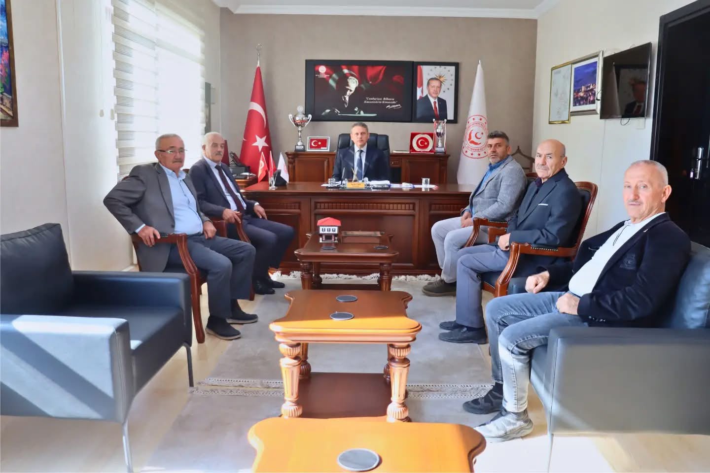 Karabük Köy Muhtarları, İl Müdürümüz Sayın Sami ÇİFT’i makamında ziyaret etti.