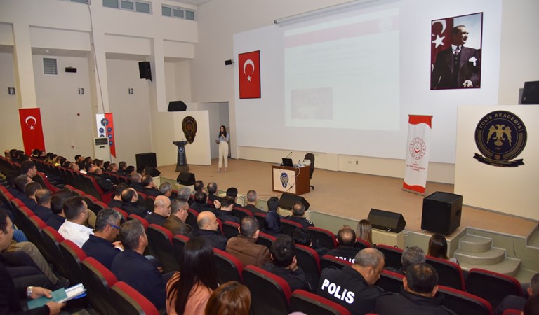 Kırşehir Polis Meslek Eğitim Merkezi Personeline Aile İçi İletişim ve Stresle Baş Etme Eğitimi Verildi.