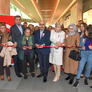 Valimiz Mahmut Demirtaş Resim ve El Sanatları Sergimizin Açılışını Gerçekleştirdi - fotoğraf 1