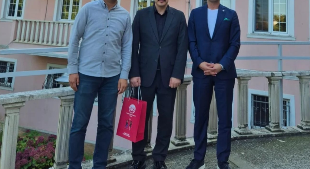  ismail Çolak, Türk Eğitim Vakfı Trabzon Şube Başkanı Emrah Nebioğlu’nu Makamında Ağırladı.