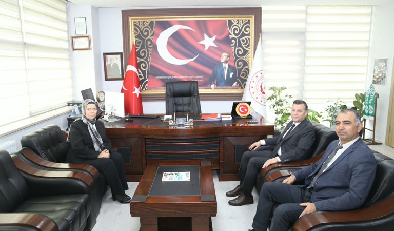 Kırşehir Tapu Müdürü Sayın Dilek Dursun ve Müdür Yardımcısı Sayın Rıfat Gürbüz, İl Müdürlüğümüzü ziyaret ederek İl Müdürümüz Sayın Abdurrahman Bilgiç’e yeni görevinin hayırlı olması temennisinde bulundular.
