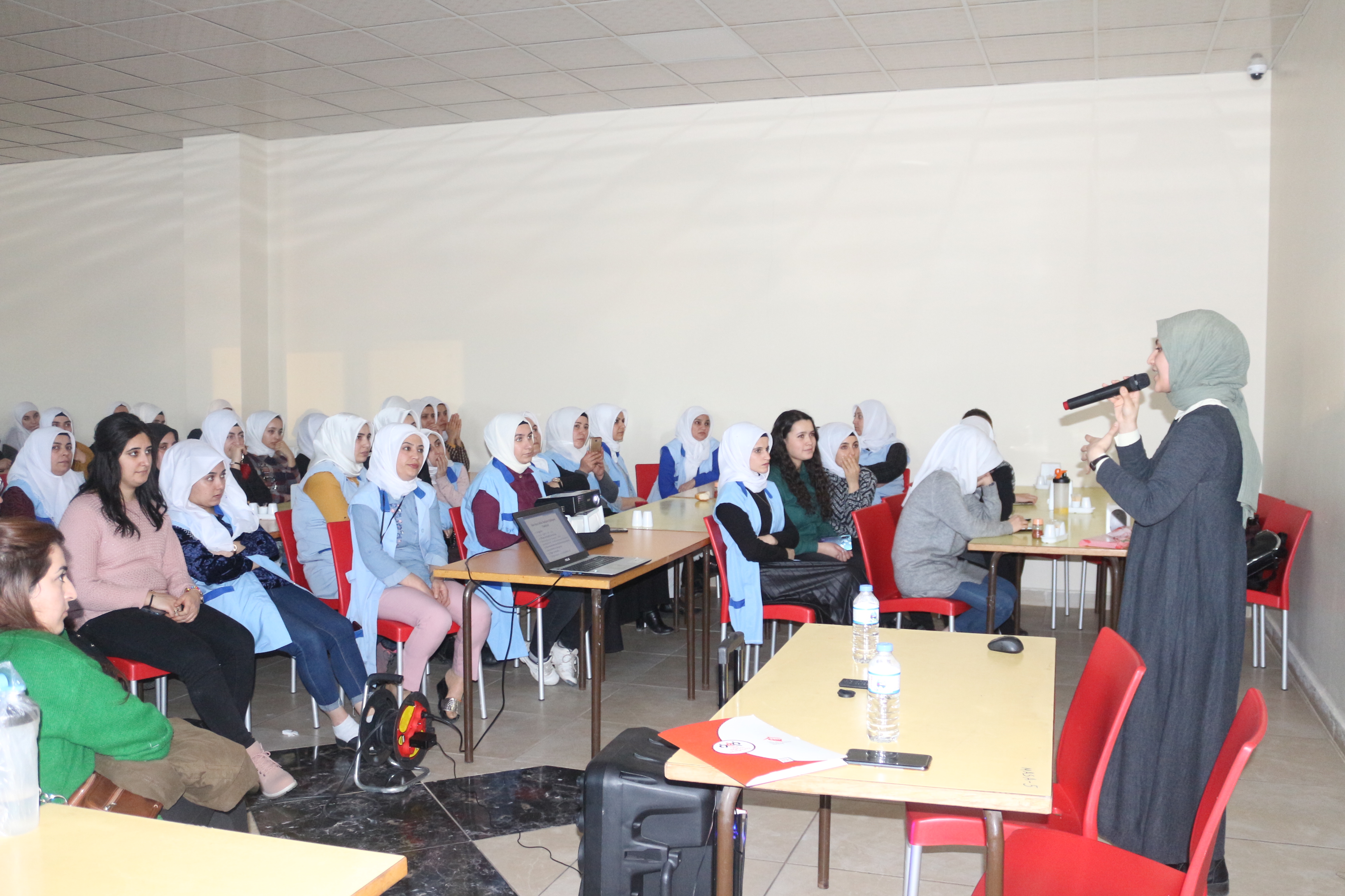 8 Mart Dünya Emekçi Kadınlar Günü nedeniyle düzenlenen etkinlikler kapsamında, emekçi kadınlarımız bir süreliğine makinalarının başından kalkıp üretimin bir parçası olmaktan uzaklaşarak moral ve motivasyon buldu